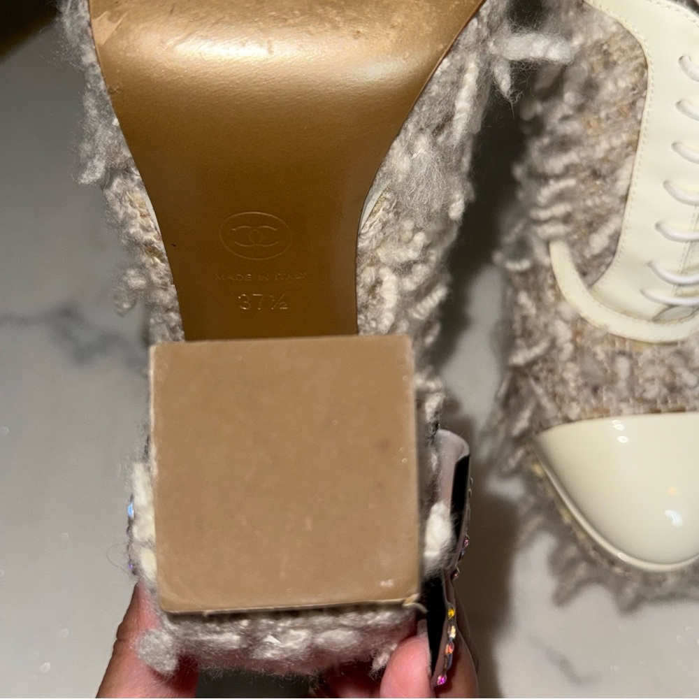 Chanel CC Cream Furry Patent Lace Up Cap Toe Block Heel Oxford - Picture 13 of 14